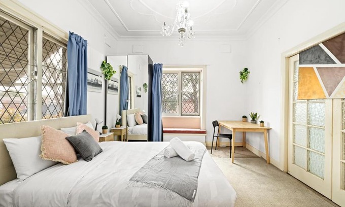 Maroubra South Casa | Rustic Queen Room - Seconds to Stores & Eateries - Shared Bathroom