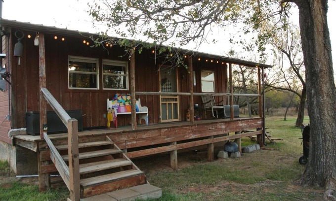 Vernon Casa | Rustic Red River Retreat