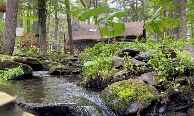 East Stroudsburg Cabina | Rustic Rest Log Cabin, with hot tub and trout stream, near Poconos attractions.