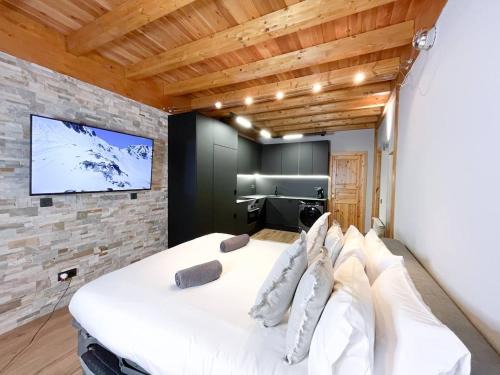 Soldeu Apartamento | Rustic Retreat in Incles Valley Free Parking Mountain Views l by BonesVacances