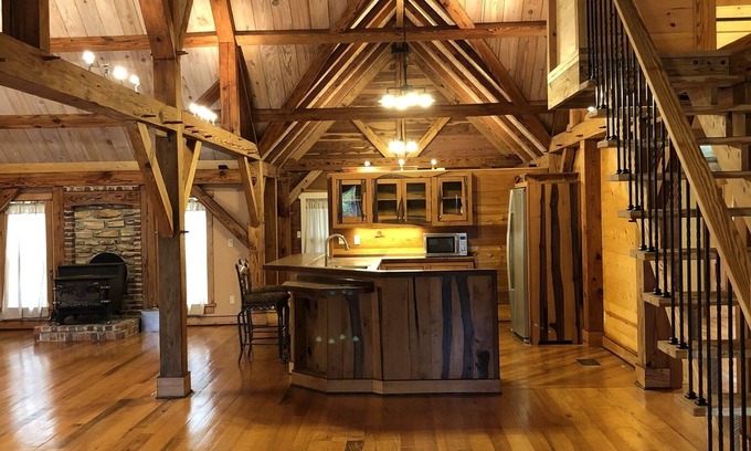 Lake Charles Casa | "Rustic Retreat" Timber Frame near Sam Houston Jones State Park & Casinos