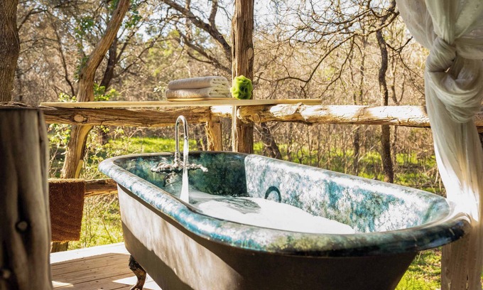 San Marcos Cabina | Rustic Retreat: Tub, Firepit, Porch Swings & Pool