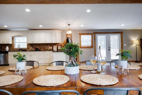 Jonas Casa | Rustic Retreat With Game Haven