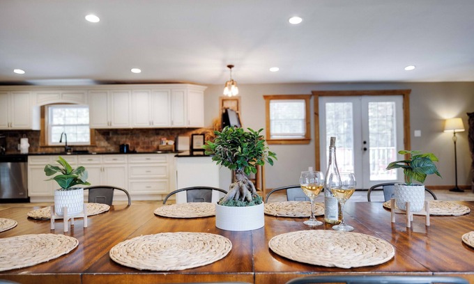 Jonas Casa | Rustic Retreat with Game Haven