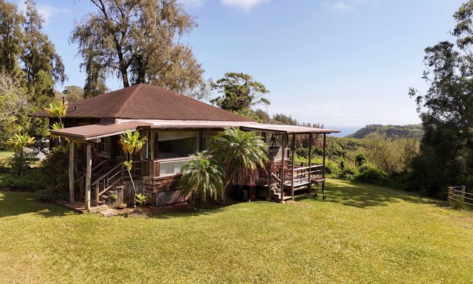 Kaunakakai Cabaña | Rustic retreat with panoramic views, tropical gardens, & biodynamic produce!