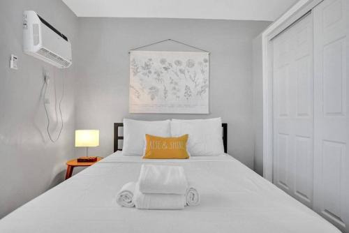 Poinciana Park Apartamento | Rustic Retreats Beachy 1BR for 4 guests in the heart of Fort Lauderdale