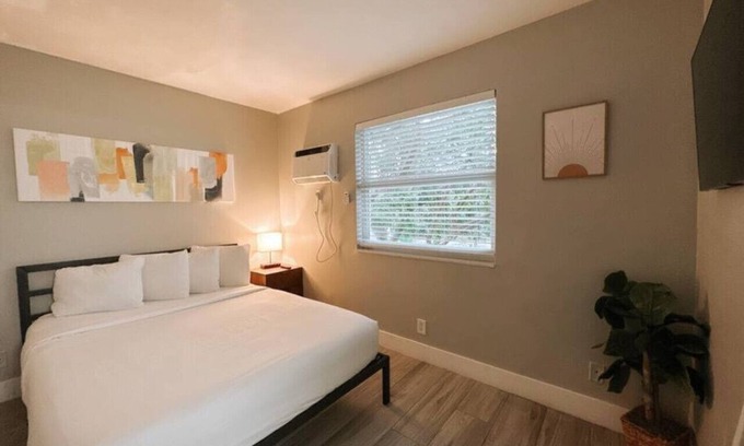 Poinciana Park Apartamento | Rustic Retreats: Modern 1BR for 4 guests in the heart of Fort Lauderdale