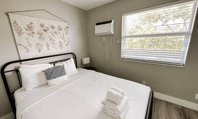 Poinciana Park Apartamento | Rustic Retreats: 1BR for 4 guests minutes from Las Olas