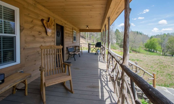 Tuxedo Casa | Rustic Ridge Getaway - Cozy Tiny Cabin Near Asheville and Blue Ridge Mountains