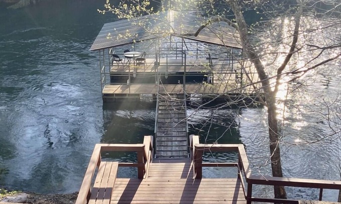 Pangburn Cabina | Rustic River Cabin: Your Slice of Heaven