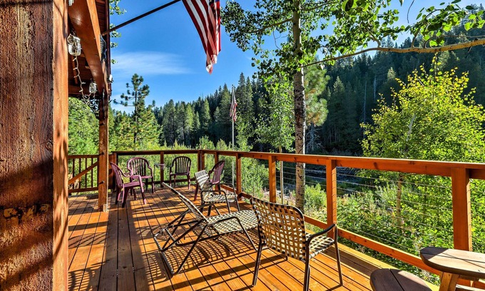 Truckee Cabina | Cabaña rústica frente al río Truckee con cubierta y vista!