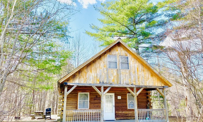 Twin Mountain Cabina | Rustic riverfront cabin- 15 minutes from the Cog Railway and Crawford Notch.