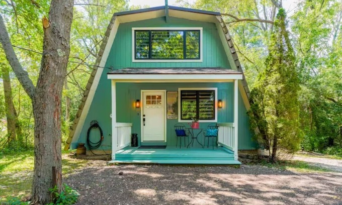 Caledonia Cabina | Rustic Riverside A-Frame Retreat: Secluded Charm.