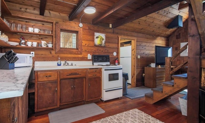 Courtenay Cabina | Rustic riverside cabin with easy access to town, trails and Mt Washington