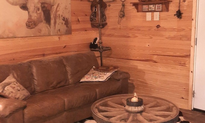 Lafayette County Casa | Rustic romantic lakefront cabin!!