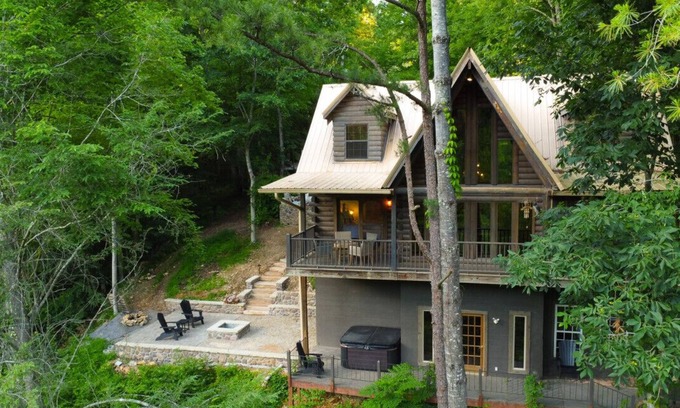 Townsend Cabina | Rustic Smoky Mountain Cabin w/ Fire Pit & Antler Chandelier