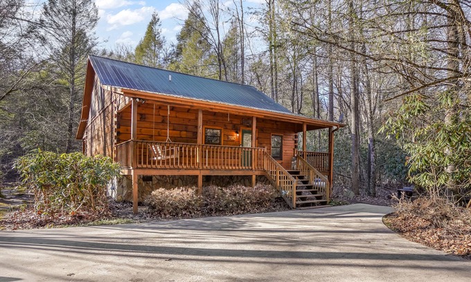 Epworth Cabina | Rustic Stay by the Creek: Your Perfect Creekside Retreat in Blue Ridge, Georgia