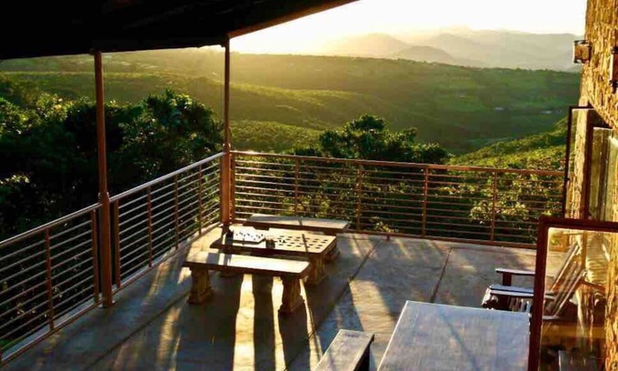 Nyanga Cabina | Rustic stone walls with modern conveniences in an African setting.