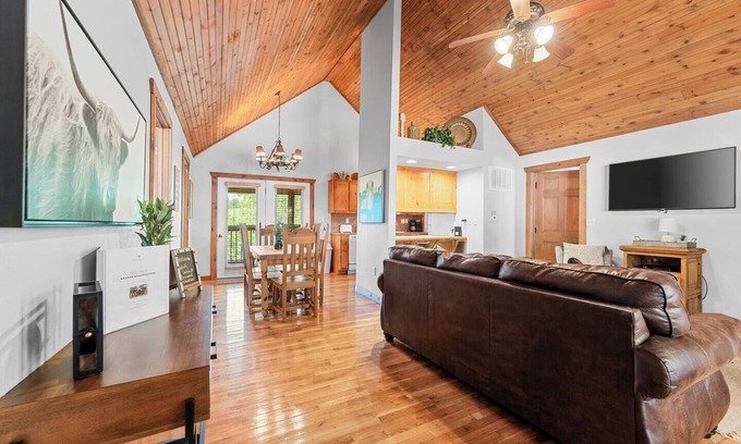 Branson West Cabina | Rustic Stonebridge Cabin, near Silver Dollar City Pools>Golf>Lake>Nature