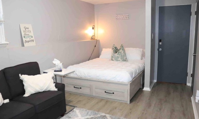 Oswego Apartamento | Rustic Studio Apt. 2 min drive to Downtown Oswego