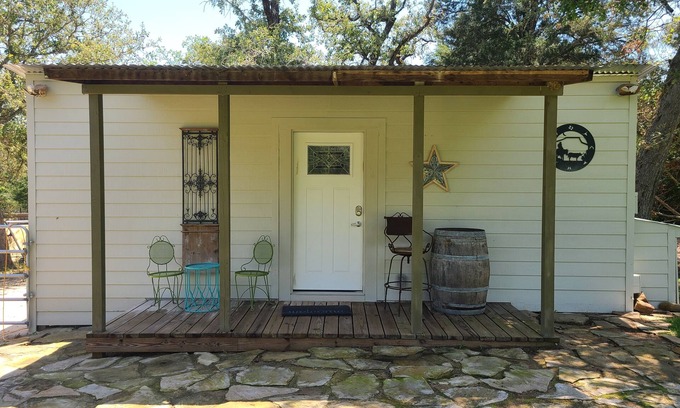 Lee County Apartamento | Rustic studio country cabin w/shared pool, firepit, & outdoor kitchen