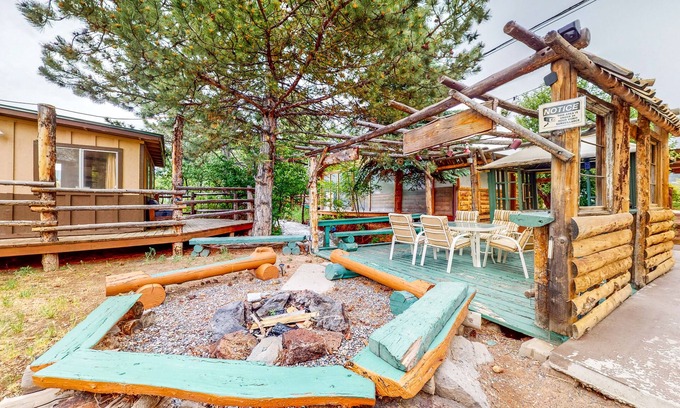 Cedaredge Cabina | Rustic studio with marvelous mountain views