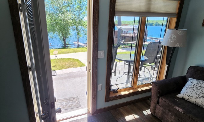 Solon Springs Apartamento | Rustic Suite on the Lake: Cozy Comfort with Unmatched Sunrises.
