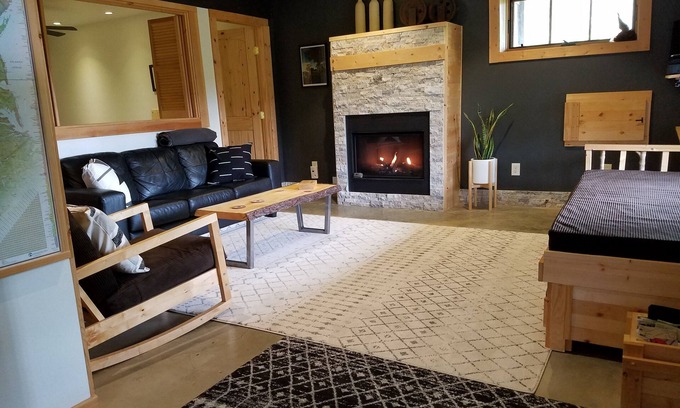Weaverville Apartamento | Entorno rústico con modernas comodidades.