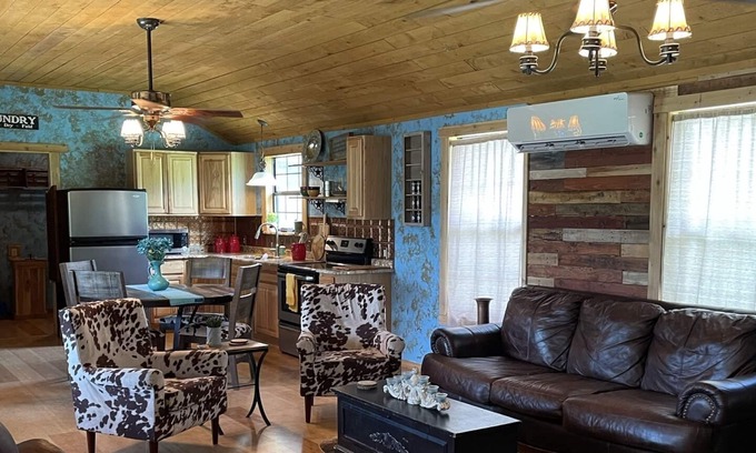 Fischer Cabina | Rustic Texas Cabin 15 minutes from Wimberley! (Hot tub!)