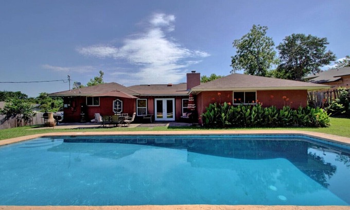 Pecan Springs Springdale Casa | Amplia casa con piscina para hasta 10 personas
