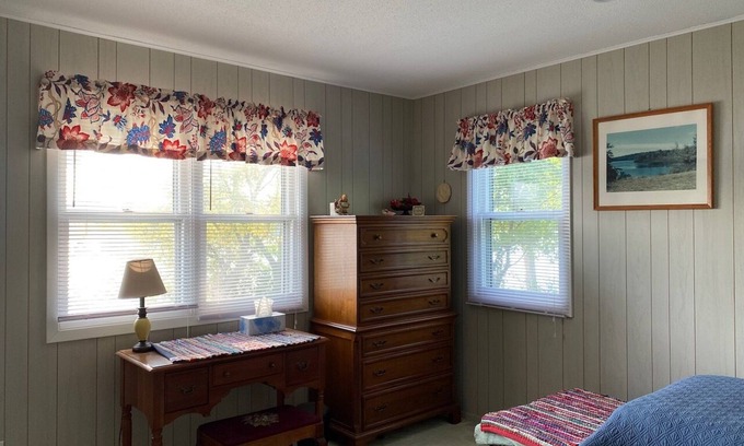 Nashua Cabina | Rustic Three Bedroom Cabin with 28 Foot Dock on Cedar Lake - Nashua, Iowa