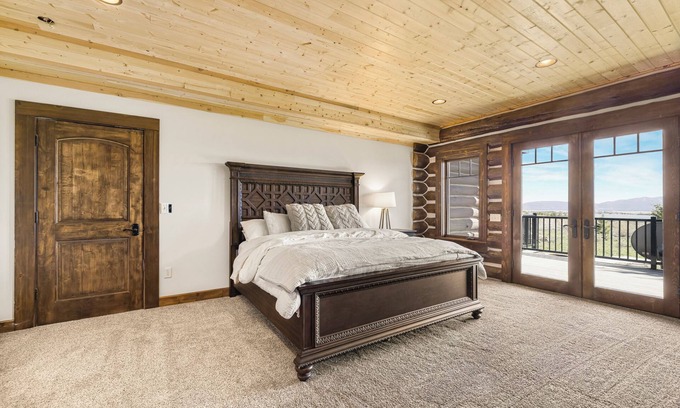 Island Park Cabina | Rustic Timber -Log Cabin Luxury -Yellowstone Vibes