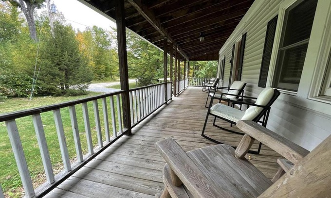Windsor Casa | Rustic Updated Cozy Lake House! Close to skiing!