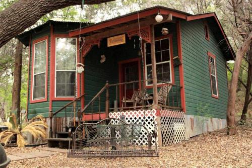 Marble Falls Casa | Rustic Victorian-Style Cottage Rental with Clawfoot Bathtub on Hamilton Creek, Texas