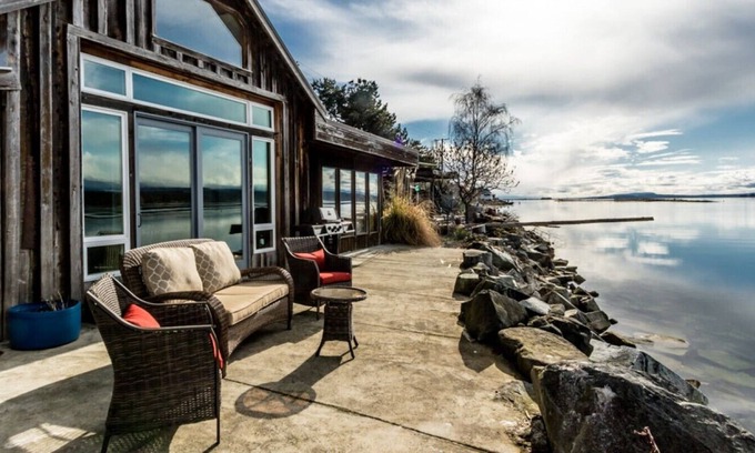 Comox Cabaña | Rustic Waterfront Cottage