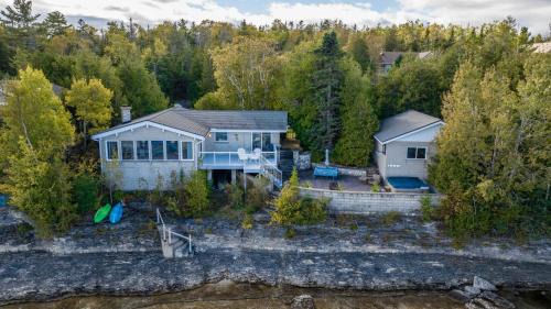 Lion's Head Casa | Rustic Waterfront Cottage W Hot Tub