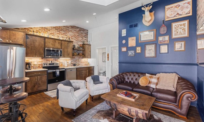 Cahal Street Group Condominio | Rustic + Western - Walk to Bars, Coffee & Restaurants