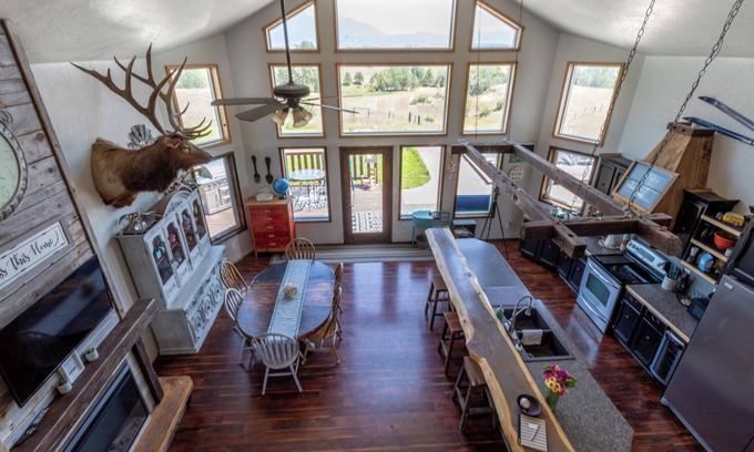 Charlo Casa | Rustically charming 4-bedroom house with WiFi and AC in Charlo