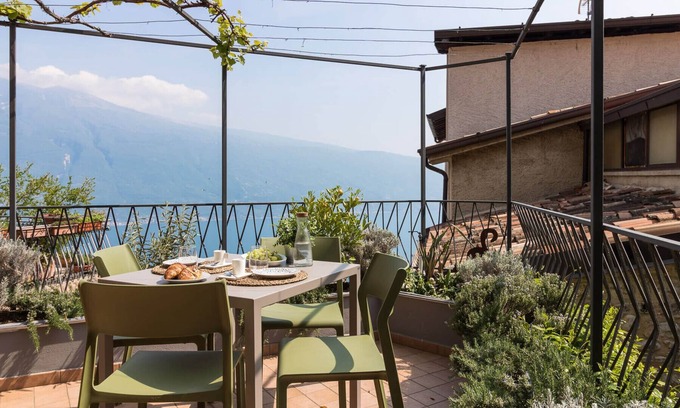 Gardola Apartamento | Rustico Minichèto -La Vigna: lovely apartment wit lake view balcony