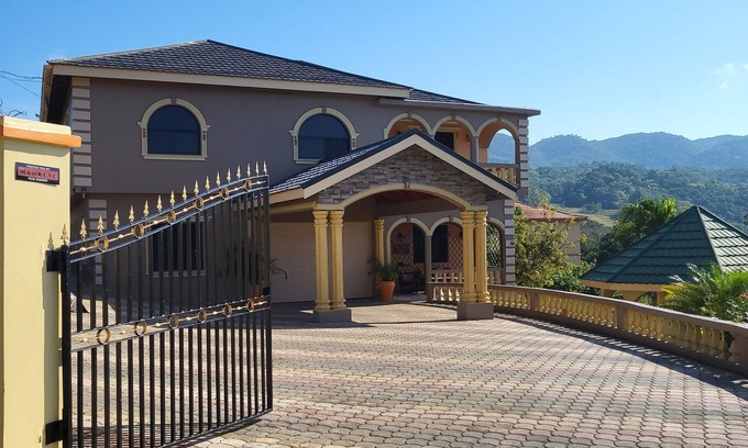 Maidstone Casa | Rustik Inn cozy home away from home.