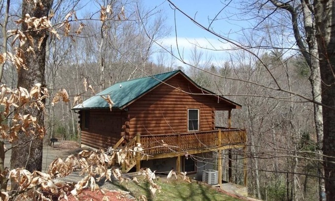 Hillsville Cabina | Aguas agitadas aguardan en Bear Creek Cabin en Parkway o I-77 cerca de Fancy Gap