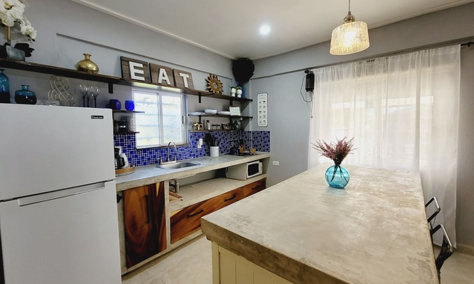 Ladyville Cabaña | Rusty Blue Cottage | Near Airport: A/C, Kitchen, WiFi, Netflix & Gated Parking