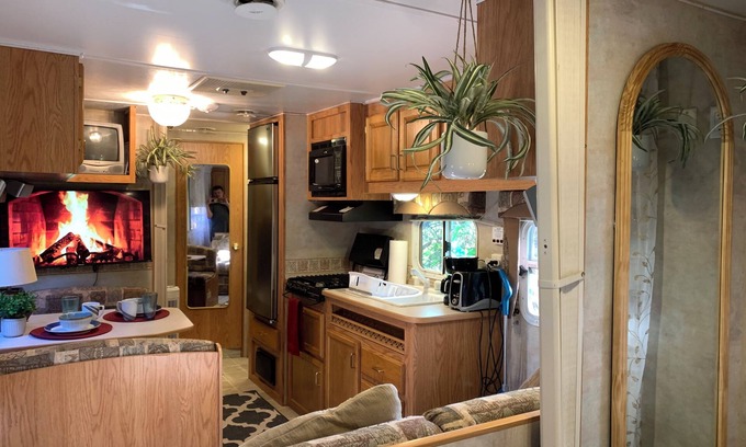 North Central Hollywood Casa | RV Efficiency w/pool access --quiet, clean, cable/wifi, utilities included--