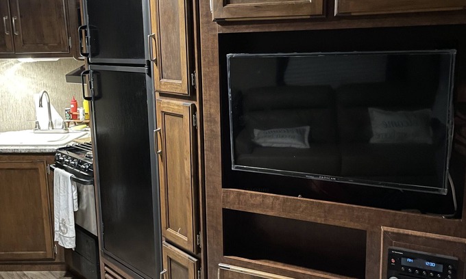 Fortuna Foothills Casa | RV in foothills located near stores. Smoking area with fire pit provided.