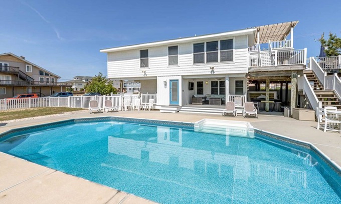 Sandbridge Casa | RVAcation | 98 pies de la playa | Piscina privada, jacuzzi
