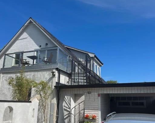 Limhamn Apartamento | Rymlig och modern lägenhet i villa. Perfekt för familjer. Med parkering.