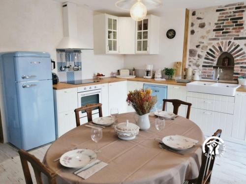 Sainte-Suzanne-and-Chammes Casa | Séjour féerique dans un gîte champêtre avec jardin, poêle à bois et terrasse à Sainte-Suzanne - FR-1-600-192