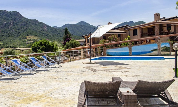 Cardedu Apartamento | S'Omu and Assunta 1P apartment with terrace and private pool.