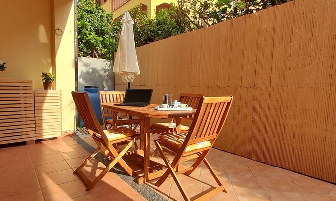 La Caletta Apartamento | Sa Calitta apartment, central area with large veranda 300 mt from the beach