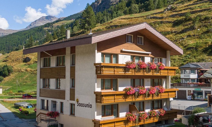 Saas Grund Apartamento | Saasunia by Interhome
